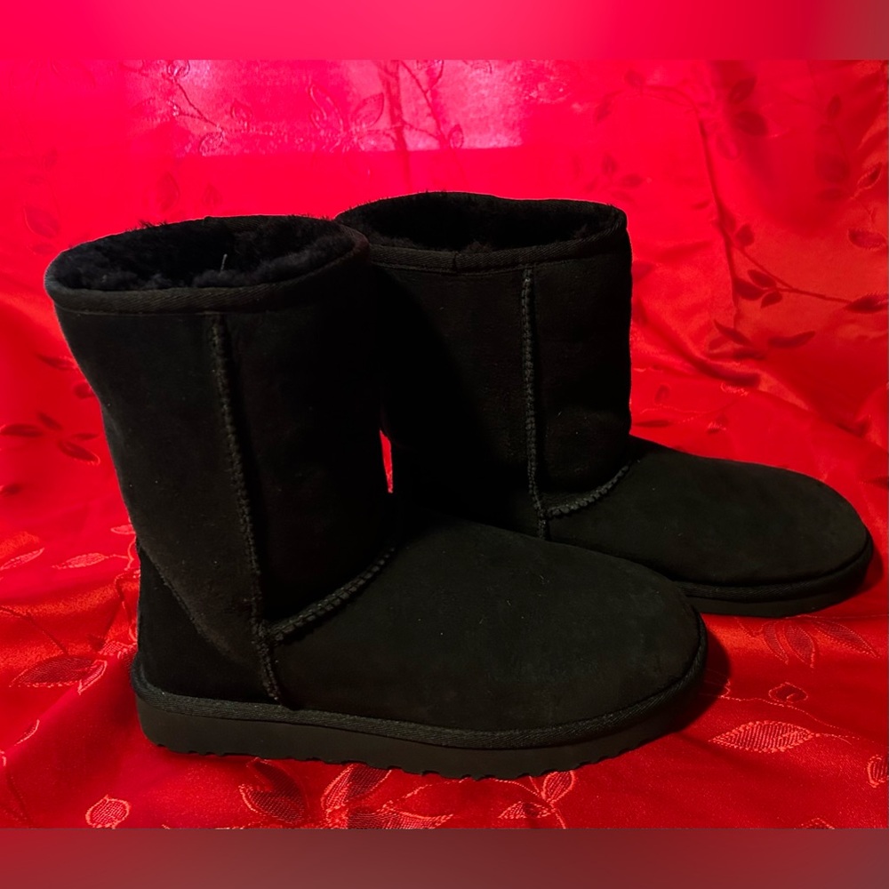 UGG Women's Classic Short II size 8